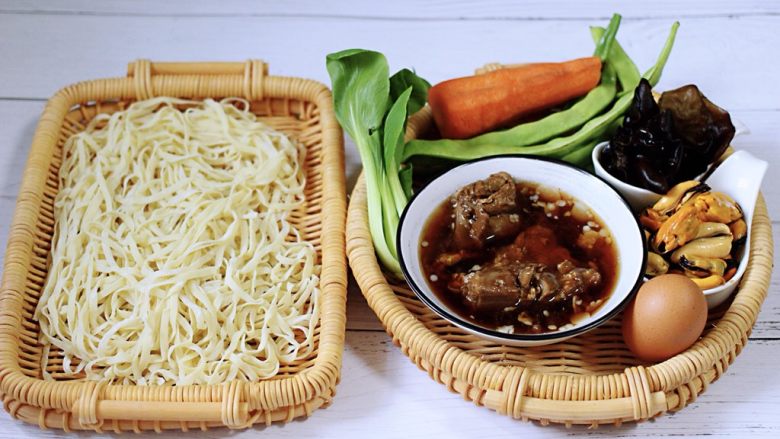 烟台人的入伏的面条是这样做的,鲜美又营养,准备好所有的食材