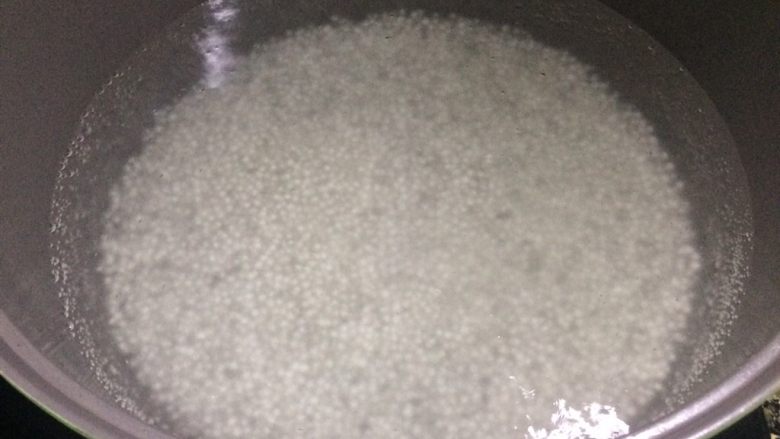 天然粉色: 红心火龙果牛奶西米露,7.煮5分钟后关火,盖上锅盖焖5分钟。