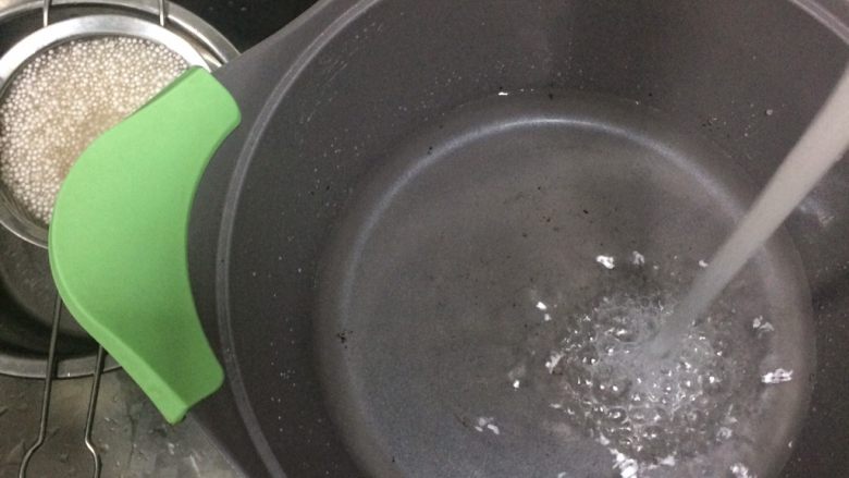 天然粉色: 红心火龙果牛奶西米露,4.将锅洗干净,洗掉粘液,然后重新装清水放煤气炉烧开。
小提示:煮好的西米会膨胀很多,最好装多点水。