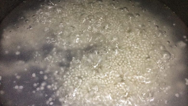 天然粉色: 红心火龙果牛奶西米露,2.大概5分钟,此时西米周围显一圈透明,里面白芯。