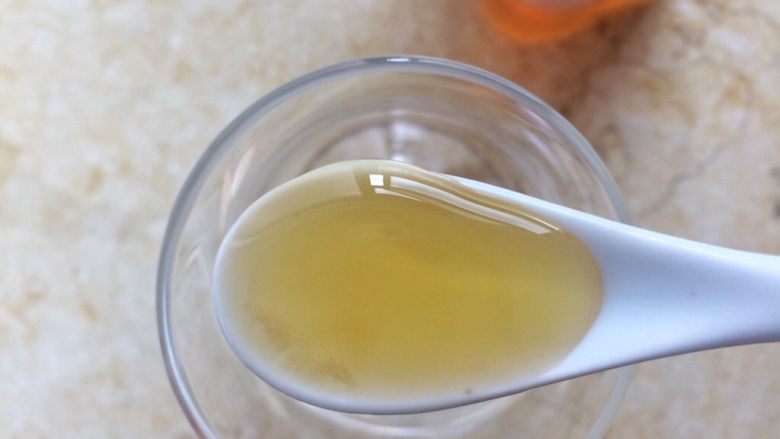 天然粉色: 红心火龙果牛奶西米露,19.用杯子装也一样好看。
挑一个漂亮的杯子,在杯子里放入适量蜂蜜或者炼奶。