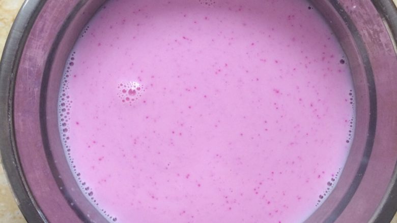 天然粉色: 红心火龙果牛奶西米露,13.顺便用网筛过滤掉果渣,粉粉的牛奶十分漂亮。