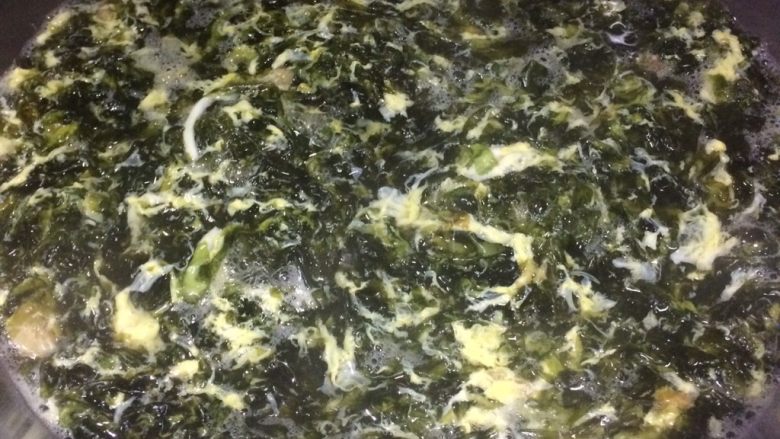 虾米紫菜鸡蛋汤,边倒鸡蛋液边用筷子速度画圈搅拌,划成蛋花。
注意: 必须速度,否则鸡蛋一下子熟成一大块。