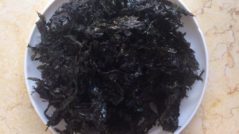 虾米紫菜鸡蛋汤,<a style='color:red;display:inline-block;' href='/shicai/ 273'>紫菜</a>撕小块。
不能撕太碎,否则口感不好。