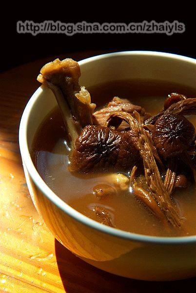 茶树菇煲鸡汤