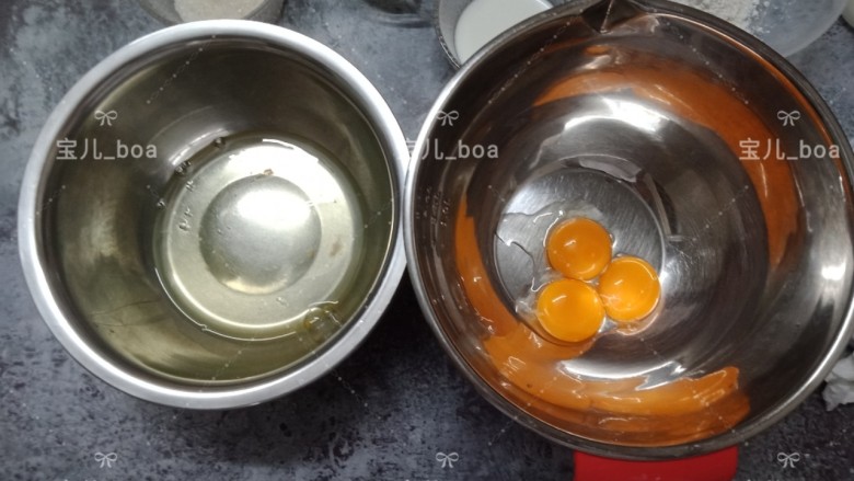 烘焙新手都成功的戚风蛋糕,蛋白,蛋黄分离,蛋白放入无油无水的打蛋盘中,然后放入冰箱冷冻15分钟