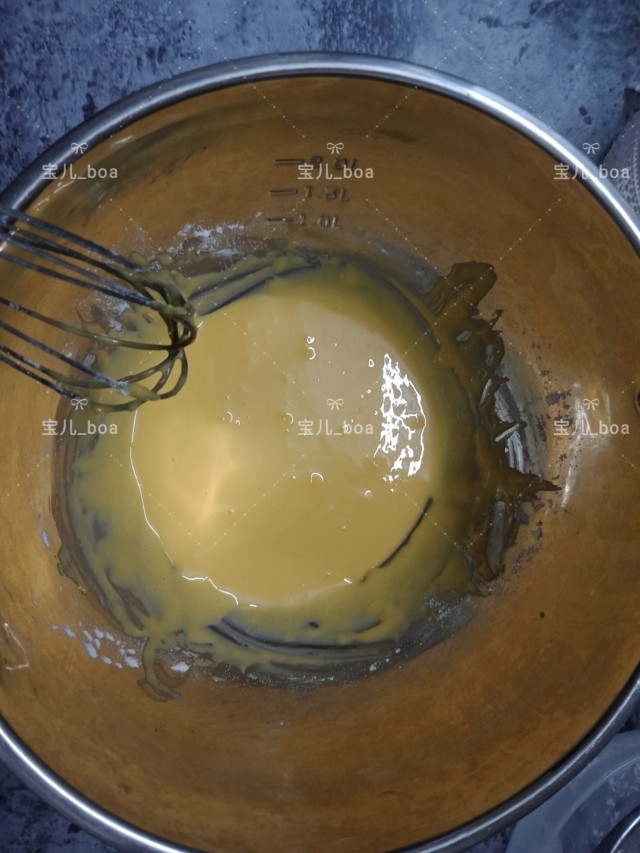 烘焙新手都成功的戚风蛋糕,继续用打蛋抽切拌均匀,注意是切拌或者以Z字形拌。一定不要圆形搅拌哦,以免面粉起筋,预热烤箱,上下火130度10分钟