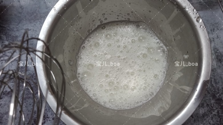 烘焙新手都成功的戚风蛋糕,取出蛋白打发,分三次加入细砂糖,先开低速,把蛋白打到出鱼泡眼状态加入1/3糖