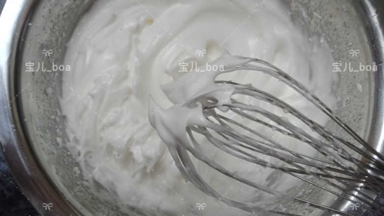 烘焙新手都成功的戚风蛋糕,推高速打,打到提起打蛋器打蛋棒上拉起了小弯角,这个状态就是湿性打发