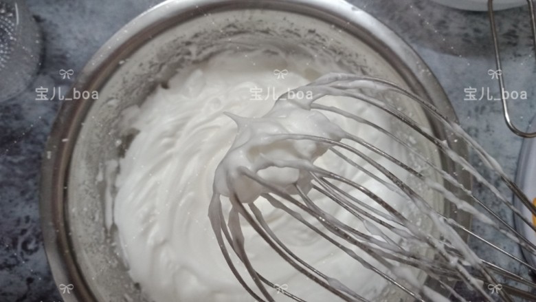 烘焙新手都成功的戚风蛋糕,这时候需要开低速继续打发,打到提起打蛋器打蛋棒上拉出直立的小尖角就可以了,这个状态就是干性打发,打发完成
