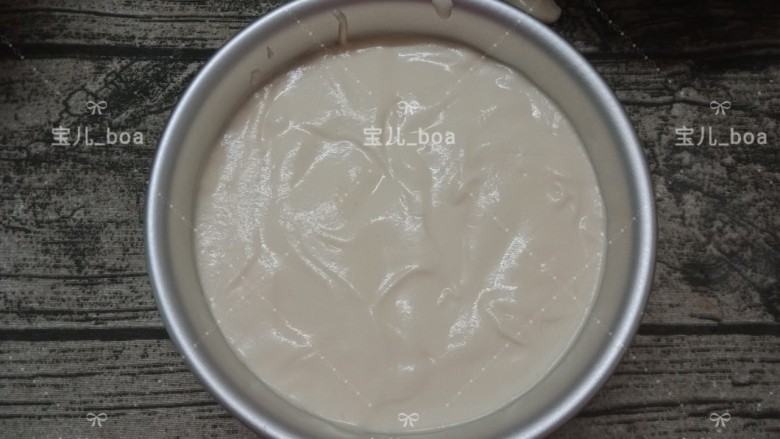 烘焙新手都成功的戚风蛋糕,混合好的蛋黄糊倒入模具中,6分满就可以了。端起模具在桌子上震三下。震出大气泡。