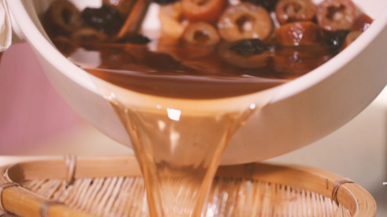 【酸梅汤】最正宗的古法酸梅汤,是烟熏味的,将一煮汤汁倒出,食材留下;