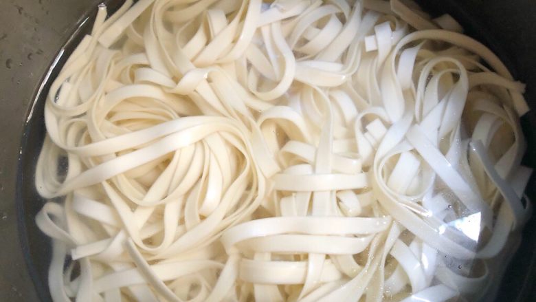 家常面条,面条焯好用冷水冲凉,用冷水浸泡一会
