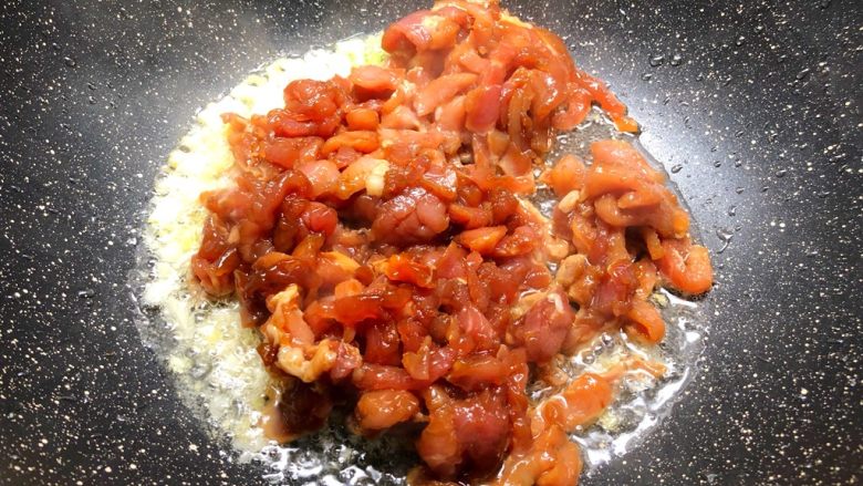 家常面条,倒入腌制好的肉丝,翻炒至变色