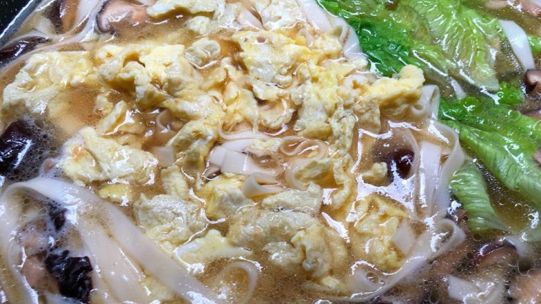 家常面条,倒入煎好的鸡蛋,香喷喷的面条做好了