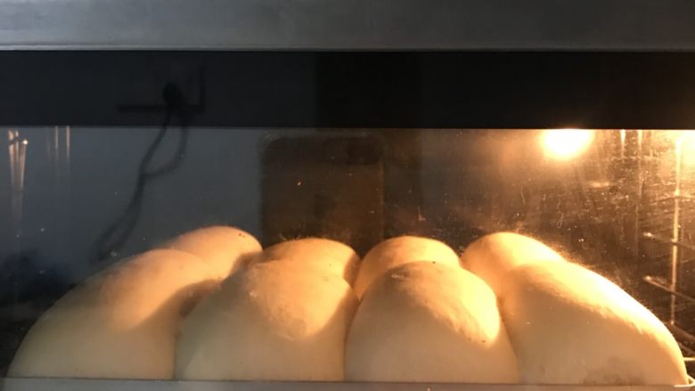 中种葡萄干排包,送进提前预热好的烤箱中层上下火180度25分钟。上色满意后立即加盖锡纸。