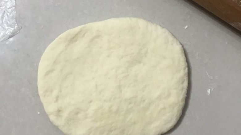 中种葡萄干排包,边上的气泡拍掉翻面调整方向。