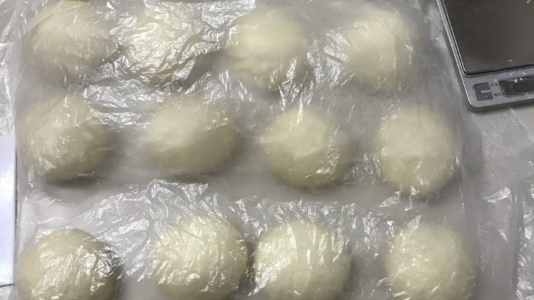 中种葡萄干排包,收口揉圆盖上保鲜膜松弛15分钟。