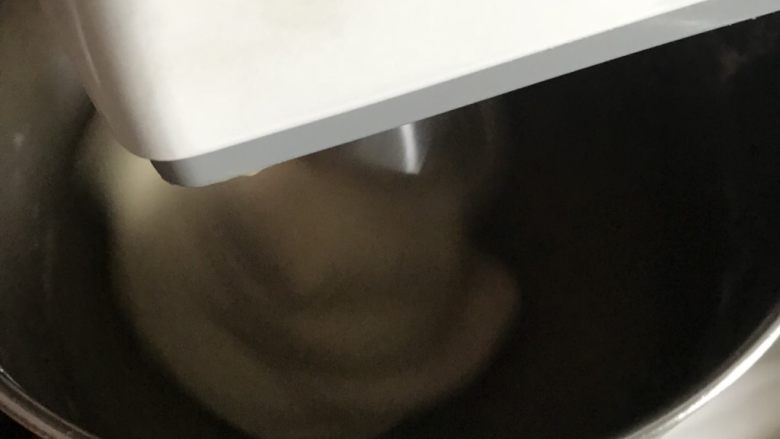 中种葡萄干排包,揉至厚膜加入软化好的黄油纸速转中高速。