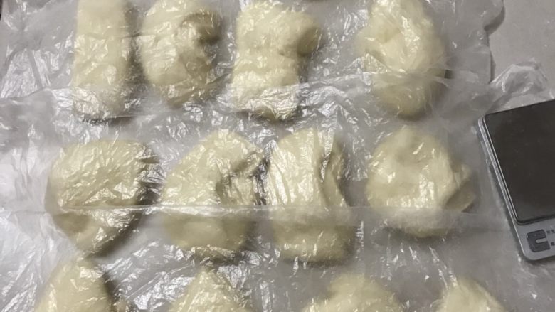 中种葡萄干排包,平均分成16份。