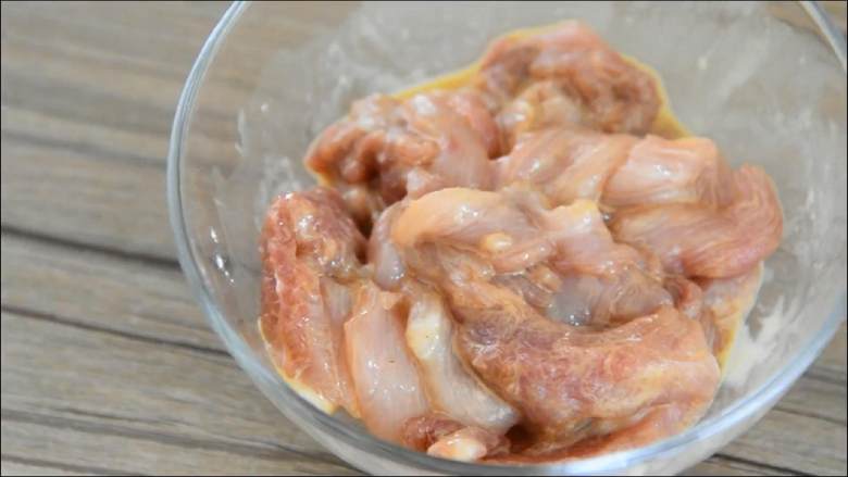 西葫芦炒肉片—从小吃到大的家常菜,简单易学哦,里脊肉切片,加入1勺盐、料酒、生抽、淀粉拌匀,腌制10分钟。