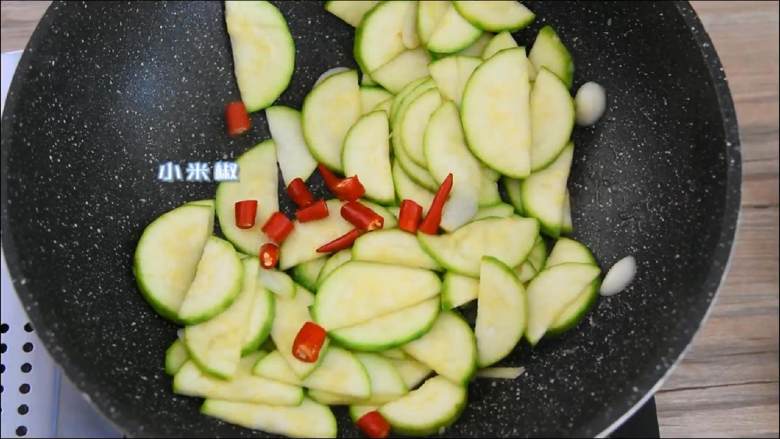 西葫芦炒肉片—从小吃到大的家常菜,简单易学哦,加入小米椒翻炒。