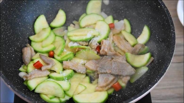 西葫芦炒肉片—从小吃到大的家常菜,简单易学哦,加入1勺糖、1勺鸡精,炒匀即可。