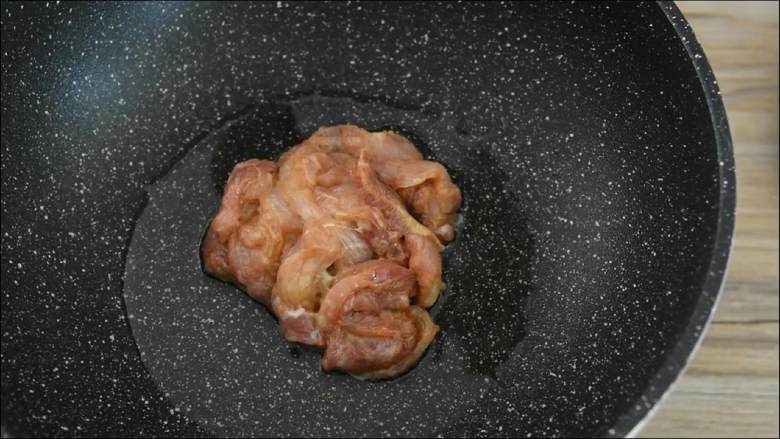 西葫芦炒肉片—从小吃到大的家常菜,简单易学哦,油6成热下肉片,炒至变色盛出备用。
