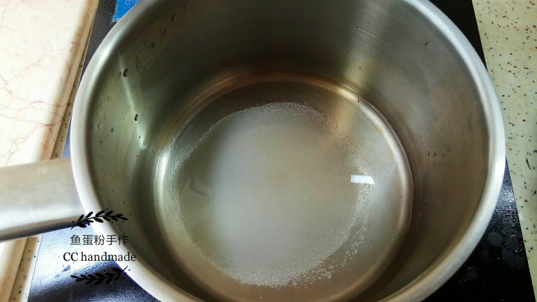 橡皮糖焦糖布丁,1 在小奶锅里加入饮用水,然后洒入砂糖。开中小火加热,不用搅拌,让其加热。