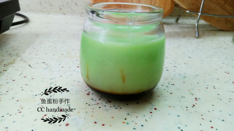 橡皮糖焦糖布丁,5 把上述做好的橡皮糖牛奶混合物倒入装有焦糖的玻璃杯子里,盖好盖子密封放进冰箱冷藏一晚后即可食用。