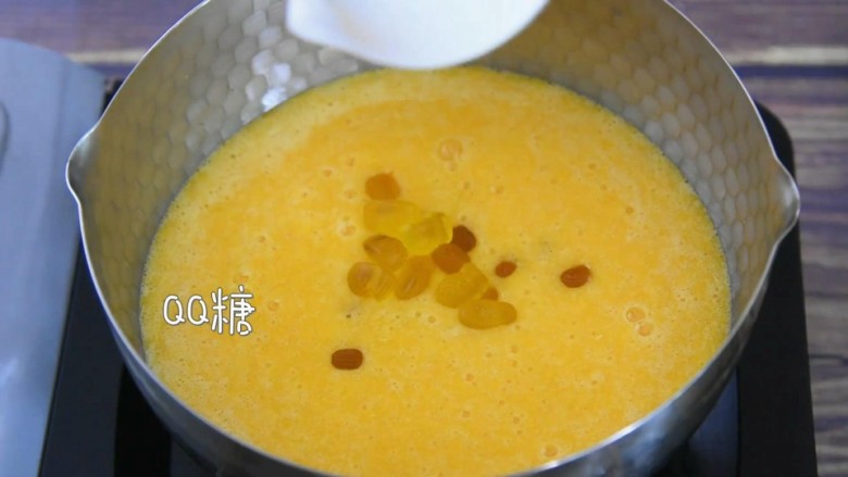一起来做香橙果冻,Q滑口感宝贝们的最爱,橙汁倒入锅中再加入香橙味软糖。
小火加热,不断搅拌。