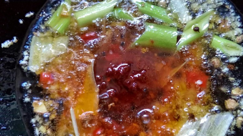 炝锅武昌鱼片,放入<a style='color:red;display:inline-block;' href='/shicai/ 11801'>郫县豆瓣</a>炒香。