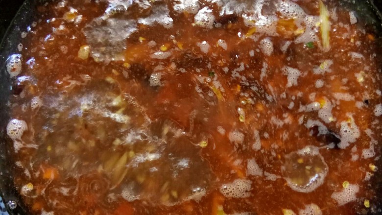 炝锅武昌鱼片,加入高汤烧沸。