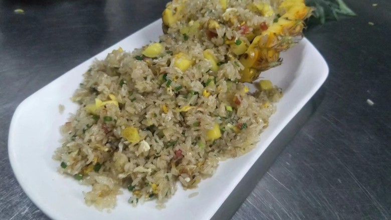 泰式菠萝炒饭,倒油打入，鸡蛋，黄瓜粒，火腿粒爆香