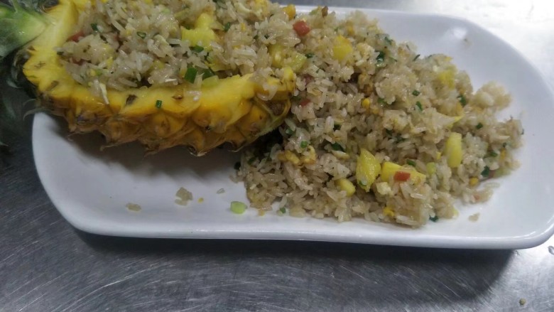 泰式菠萝炒饭,爆香完，加入适合的米饭调味，加入盐，味精，鸡精，快速翻炒式味后放如菠萝葱花，小炒一下，出味后，即可出锅🤢🤢!!
