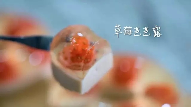 【草莓芭芭露】一款清新可口且不需要烤箱的甜点哦!