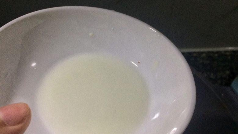 外脆里嫩的茄汁鱼片,然后倒入淀粉芡汁,与番茄酱翻炒到稍变粘稠。
注意得动作快点,不要烧干酱汁了。