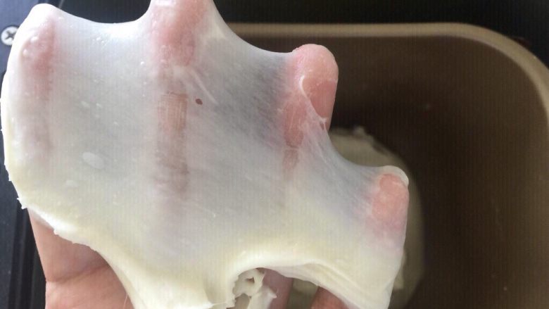 佛系养生黑芝麻辫子面包,第八步:出现薄膜就可以了