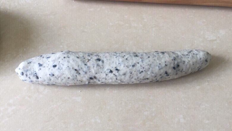 佛系养生黑芝麻辫子面包,第十四步:翻面横过来自上而下的卷起来