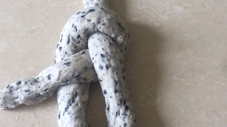 佛系养生黑芝麻辫子面包,第十八步:然后从底部塞进洞中拉出来