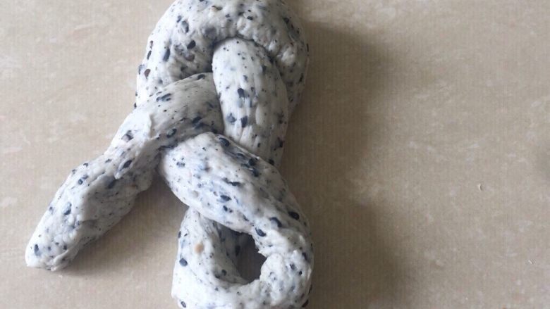 佛系养生黑芝麻辫子面包,第十九步:把下半截往右边旋转下