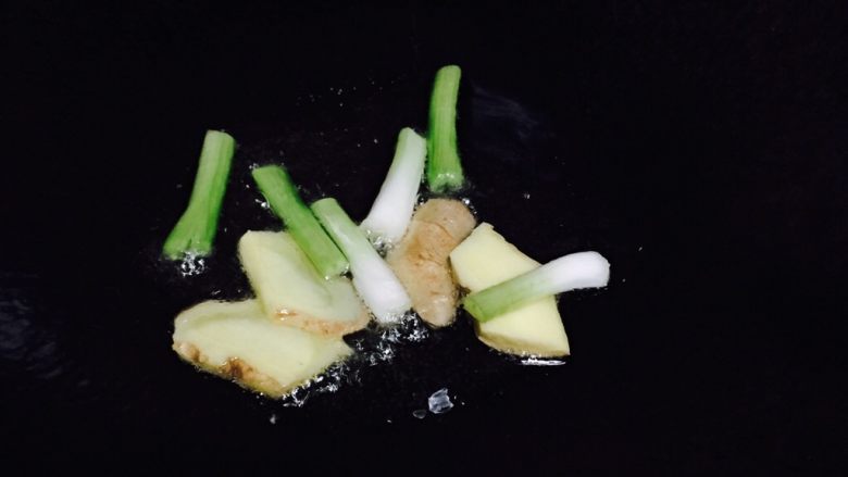 酸菜鱼,热锅放油,爆香姜,葱