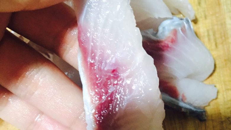 酸菜鱼,鱼肉片成片状(可叫卖鱼老板代加工)