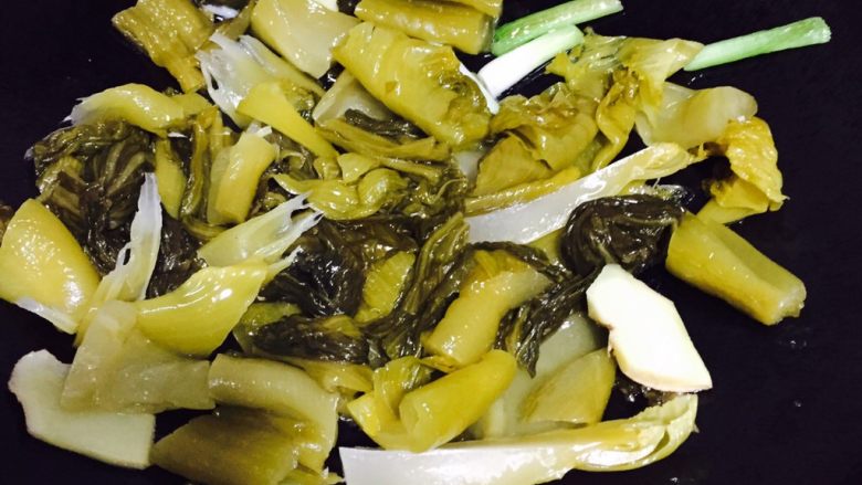 酸菜鱼,放进酸菜翻炒