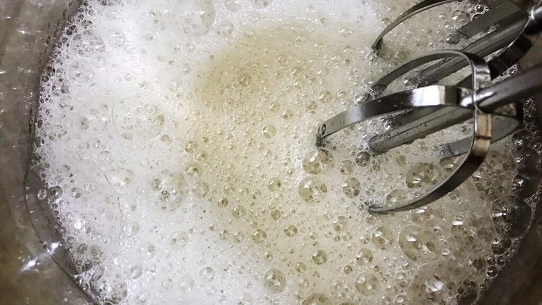 无油酸奶玉米蛋糕,电动打蛋器中高速打发