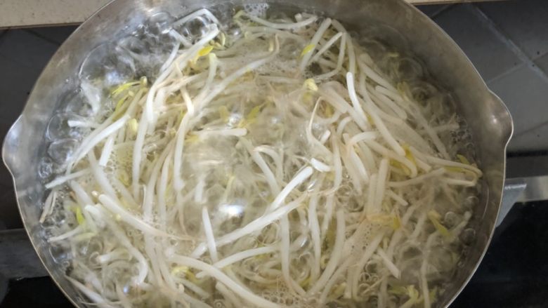 家常凉面,水开以后放入豆芽,煮2分钟左右即可。盛出沥干水分备用。