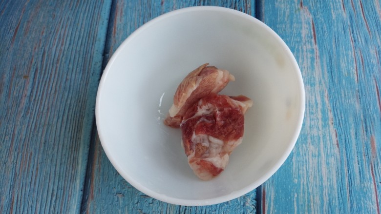 家常尖椒炒肉,然后准备一块<a style='color:red;display:inline-block;' href='/shicai/ 414'>猪肉</a>。