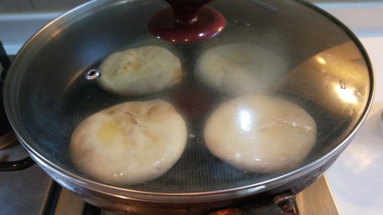 自创多味烧饼加驴肉,倒入少许水盖好。