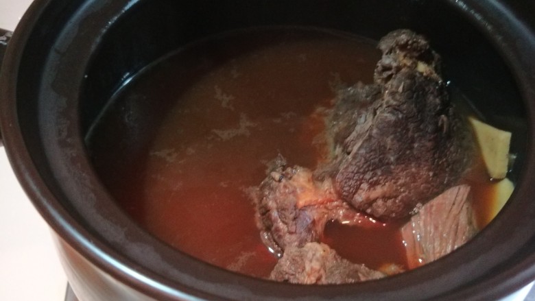 自创多味烧饼加驴肉,<a style='color:red;display:inline-block;' href='/shicai/ 212'>驴肉</a>是买的密封熟肉,在放入砂锅加入酱油,姜片炖20钟。