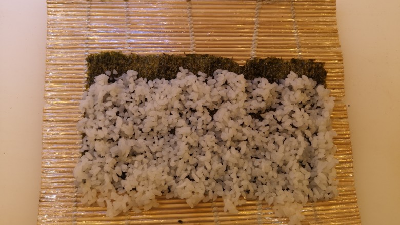 寿司蕃薯卷,铺好寿司饭
